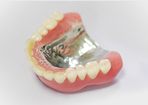 金属床（コバルトクロムプレート）