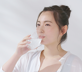 お水を飲む様子の写真